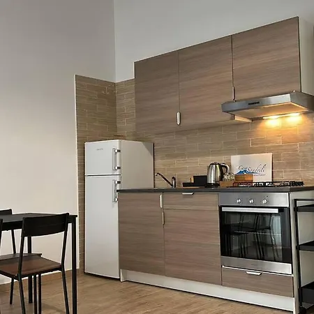 Casa Sandrili First, Station Apartment